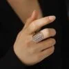 Verstellbarer Ring „Blume des Lebens“ aus Edelstahl Modell 7 Silber getragen | Esoteria.shop