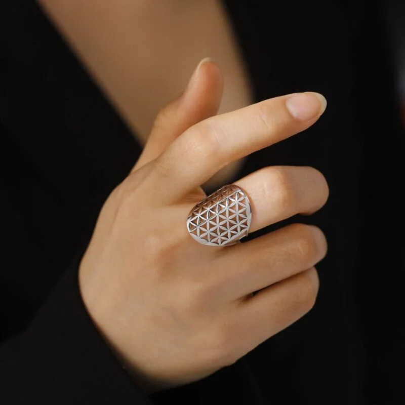 Verstellbarer Ring „Blume des Lebens“ aus Edelstahl Modell 7 Silber getragen | Esoteria.shop