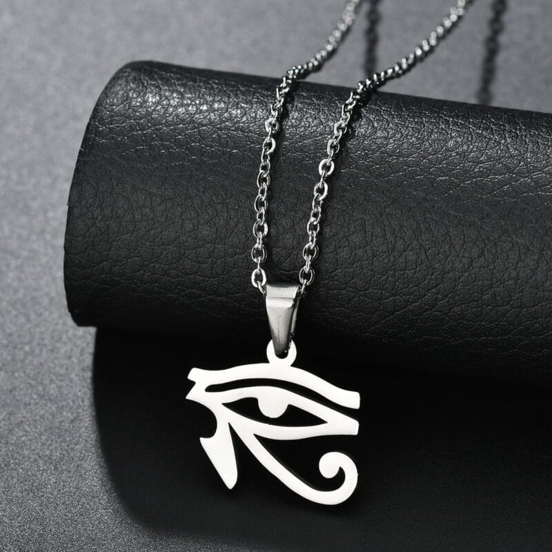 Sifisrri nerūsējošā tērauda grieķu burtu kulons vīriešiem un sievietēm MinimstartPrairie Evil Eyes of Horus 4 | Esoteria.shop