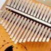 Kalimba instrument 17 lames chat au clair de lune - détail